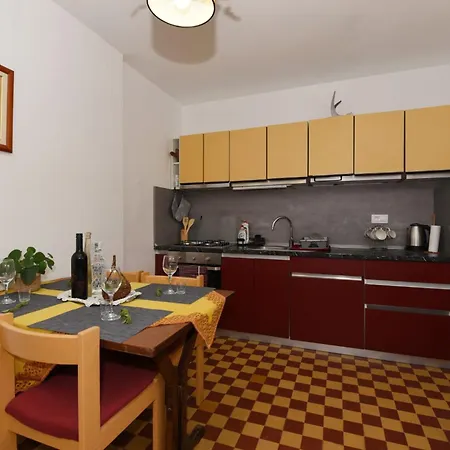 Happy Place Apartment